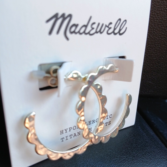 ❤️Madewell❤️Light Silver Beautiful Scalloped Hoops 💥Mermaid Vibe💥 - Picture 3 of 5